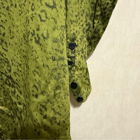 Foxcroft Green Black Snakeskin Print Stretch Shaped Fit Button Up - Picture 3 of 6